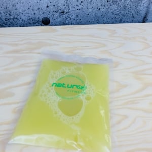 Commandez jus santé fraîchement pressé d'ananas et raisins