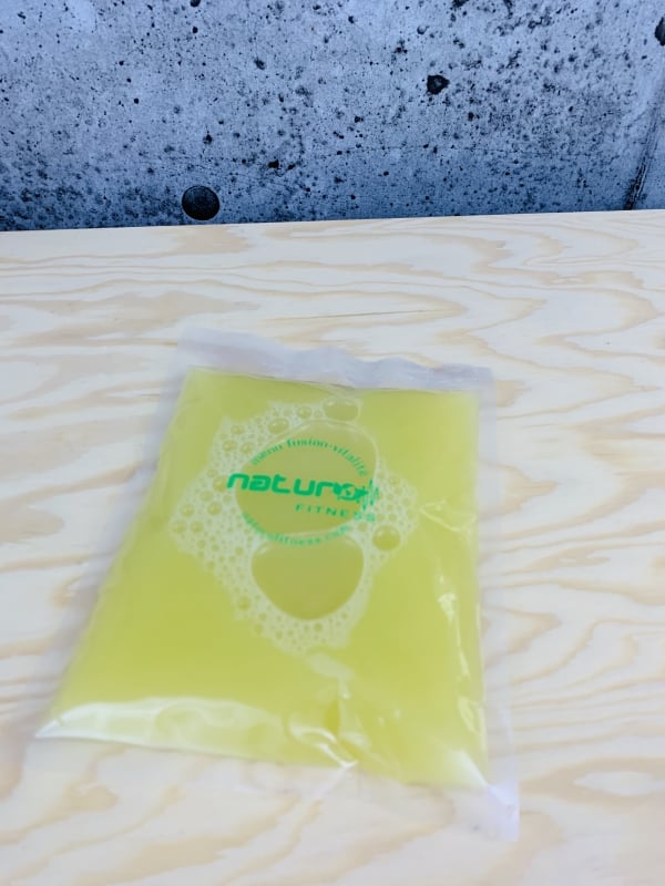 Commandez jus santé fraîchement pressé d'ananas et raisins