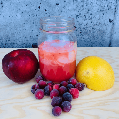 Commandez votre jus de fruits fraîchement pressé de pamplemousse canneberges et pomme